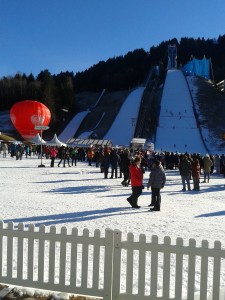 Blick von der Terrasse auf die Skischanze und den Stehplatzbereich