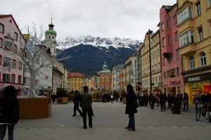 Altstadt Innsbruck Fußgängerzone lädt zum Shoppen ein