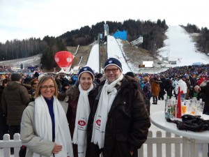 Barbara, Lea und ich auf der Terrasse des Skiclub Partenkirchen mit den "BDK-Schals" und der "SCP-Pudelmütze"